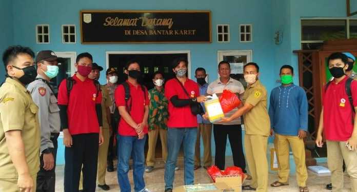 Mahasiswa KKN UNB Bantu Masyarakat Desa Bantar Karet