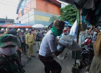 Petugas saat menertibkan PKL liar Pasar Anyar