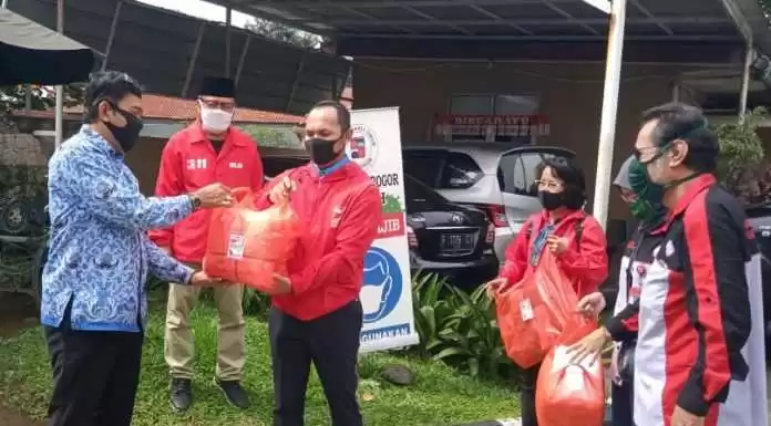 Dukung Tim Medis RSUD, PSI Kota Bogor dan LSM MRB Sumbang APD dan Masker