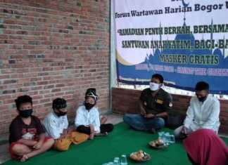 Jurnalis FWHBU dan Aktivis The Green Berbagi Santunan Yatim Piatu di Rumpin