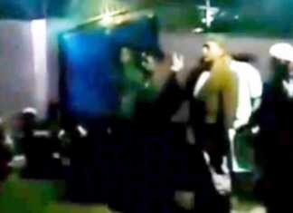 Warga mengusir keluarga pelaku penghina lagu Aisyah Istri Rasulullah. (Foto: Ist)