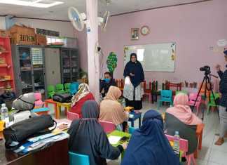 Mursidah Rahmah,   ketua Tim PkM dan KA Prodi Pendidikan Bahasa Inggris