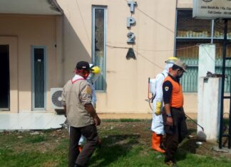 Pramuka Peduli Kabupaten Bogor lakukan penyemprotan desinfektan.