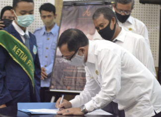 Kepala Cabang Dinas Pendidikan Wilayah I, Drs. Dadang Sufyan Saifullah, M. Pd. saat menandatangi berita acara pelantikan FPSH HAM Kab. Bogor. (Terkini.id)