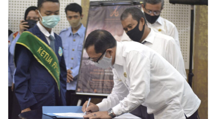 Kepala Cabang Dinas Pendidikan Wilayah I, Drs. Dadang Sufyan Saifullah, M. Pd. saat menandatangi berita acara pelantikan FPSH HAM Kab. Bogor. (Terkini.id)