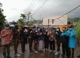 Pramuka Kab. Bogor Ranting Cigombong membantu korban bencana Sukabumi.