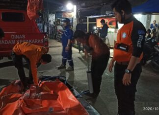 Pramuka Peduli Gunungputri bantu evakuasi korban terdampak banjir.