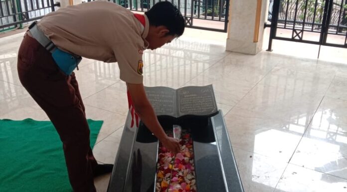 Pramuka Kwarran Cisarua Taburi Makam Pahlawan Nasional Pramuka Cisarua Peringati Hari Pahlawan