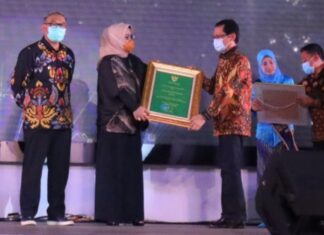 Ketua Kwarcab Bogor Terima Penghargaan Bupati