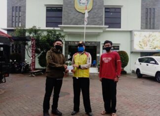 Dari Jonggol, MI Hidayatul Athfal Berikan Donasi untuk Korban Bencana di Cisarua