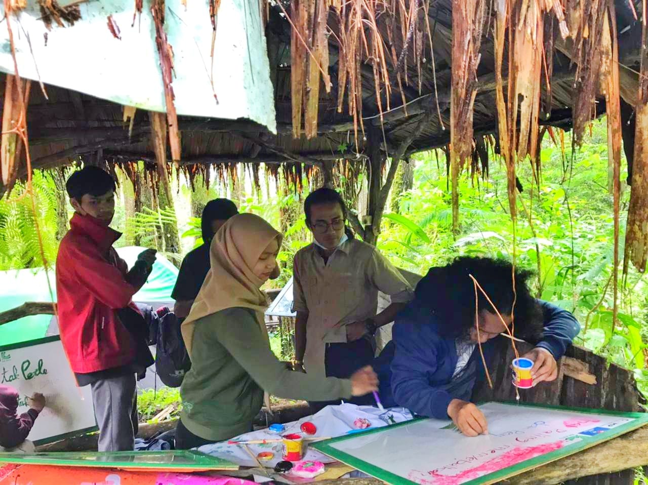 Solidaritas Bogor Youth Forum di Hari Ulang Tahun dengan Membuat Papan Interpretasi di Wisata Alam