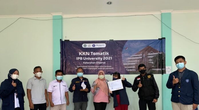Mahasiswa KKN-T IPB Kelurahan Cisarua Tetap Mengabdi untuk Negeri Walau Pandemi KKN-T Mahasiswa IPB University di Kelurahan Cisarua.