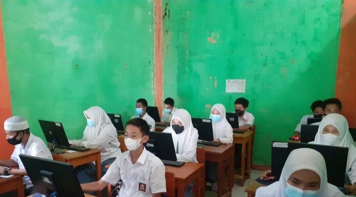 50 Siswa SMA Puspa Bangsa Ikuti Gladi Asesmen Nasional Berbasis Komputer