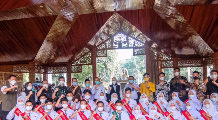 Sejumlah Pelajar di Kabupaten Purwakarta Dinobatkan Duta Hukum HAM oleh Bupati Pelajar Duta Hukum HAM