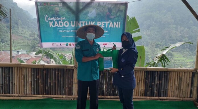 Relawan Mahasiswa IPB Beri Kado Spesial untuk Petani di Hari Tani Nasional Petani Dapat Kado Spesial