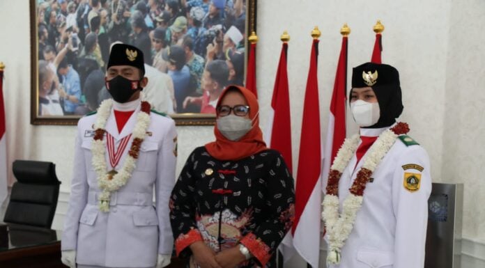 Dua Paskibraka asal Bogor dapat penghargaan bupati.