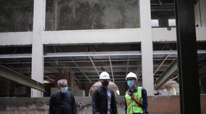 Wali Kota Bogor Bima Arya meninjau progres pembangunan gedung perpustakaan dan galeri yang terletak di Jalan Kapten Muslihat, Bogor Tengah